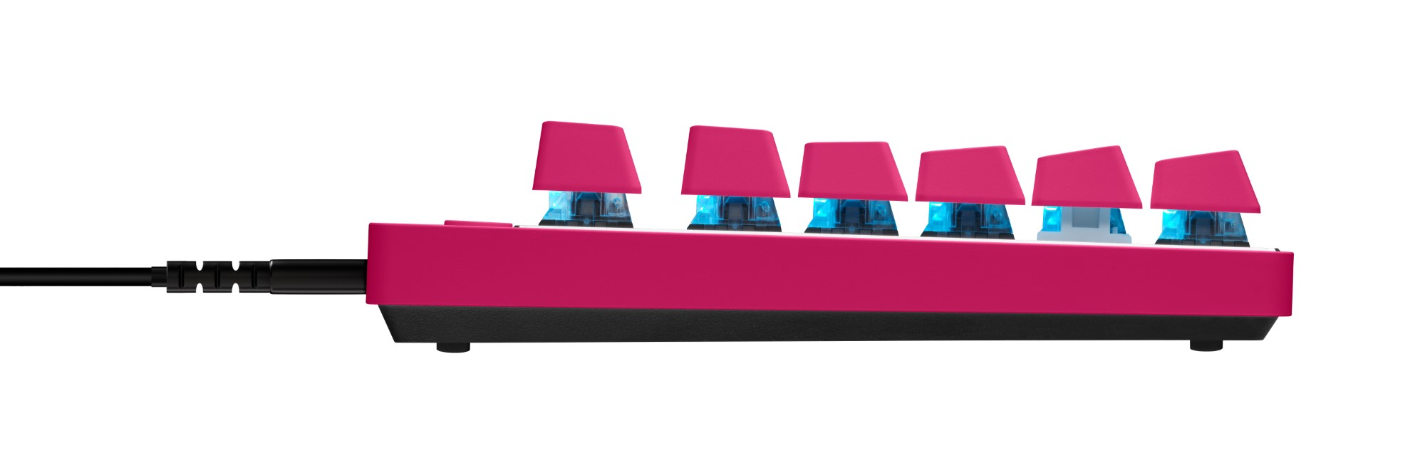 Widok z boku różowej klawiatury z jasnoniebieskimi przełącznikami klawiszy i kablem.