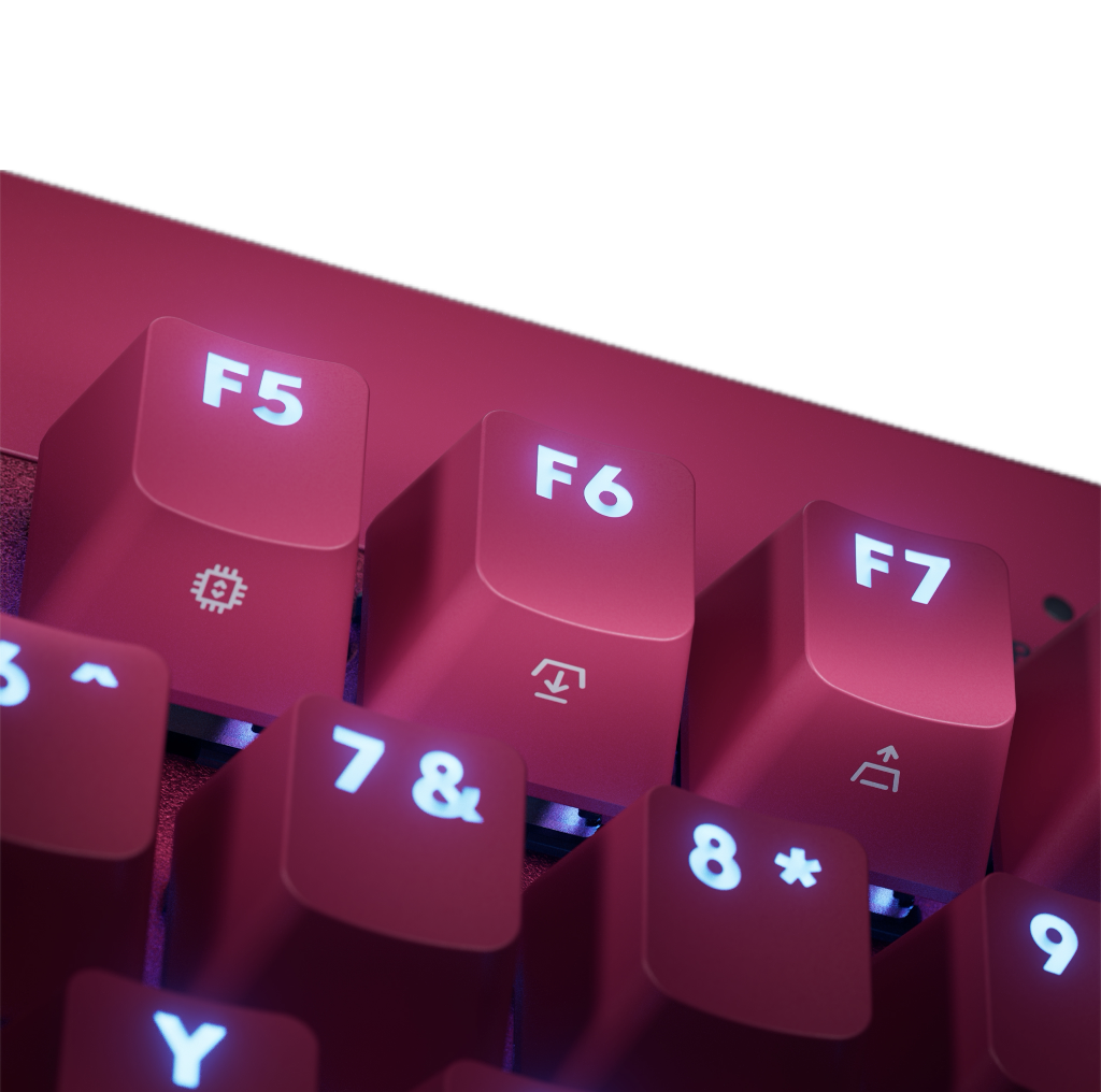 Zbliżenie na bordową klawiaturę z podświetlonymi klawiszami F5, F6 i F7.