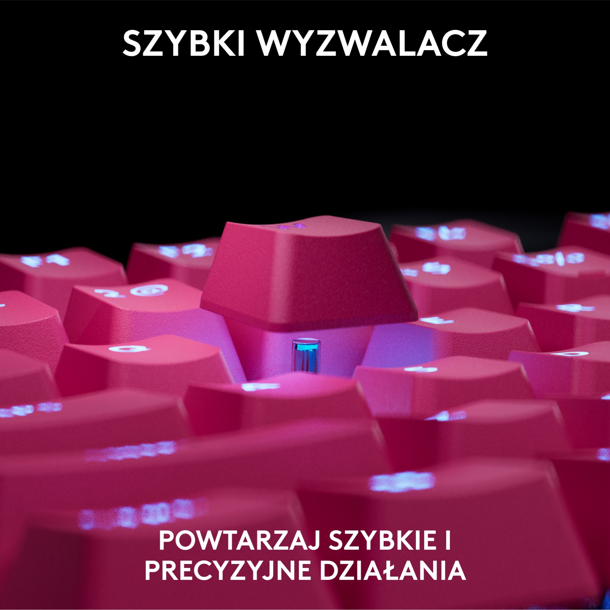 Zbliżenie na różowe klawisze klawiatury. Niektóre podświetlone na niebiesko, ciemne.