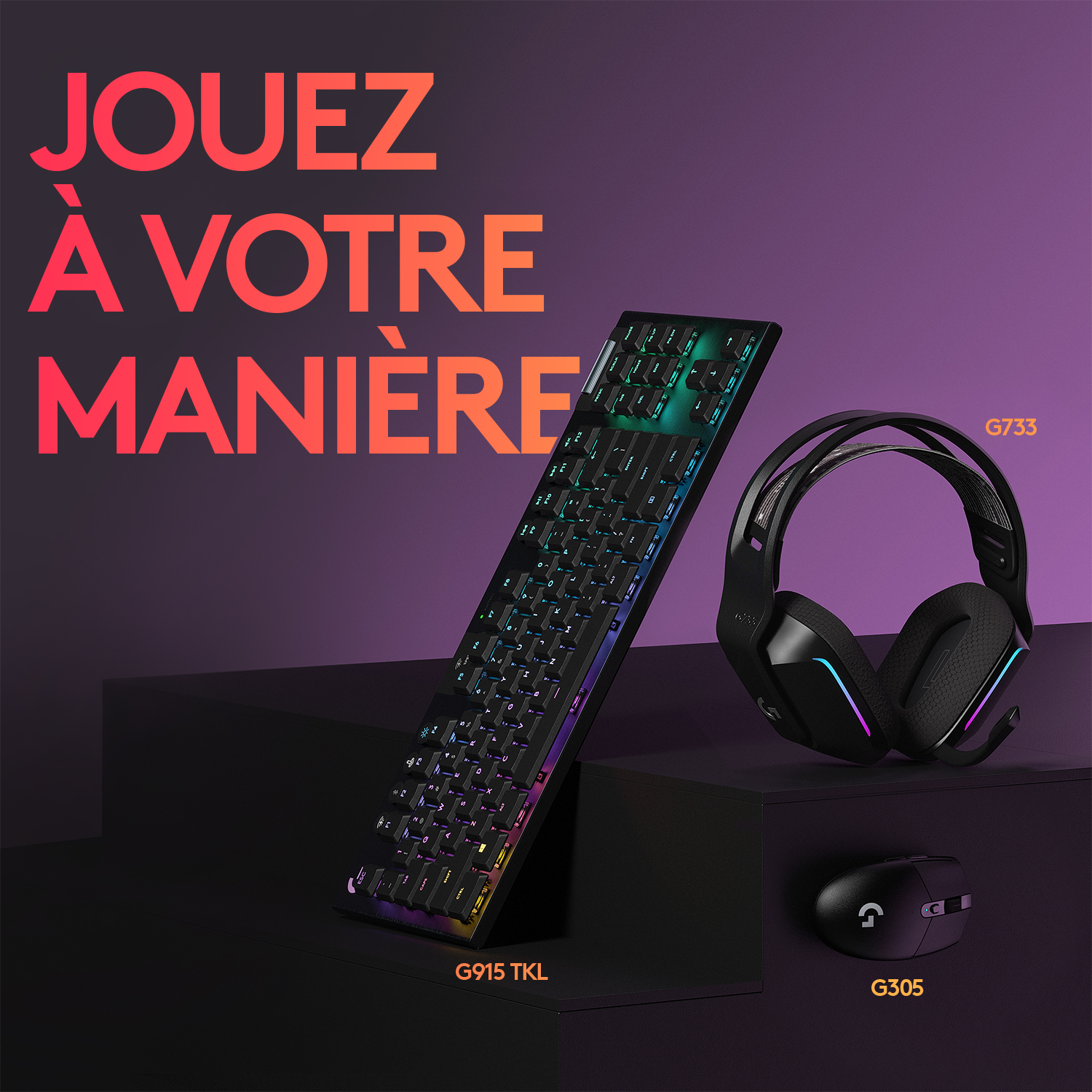Configuration de jeu : clavier, casque et souris sur fond violet.