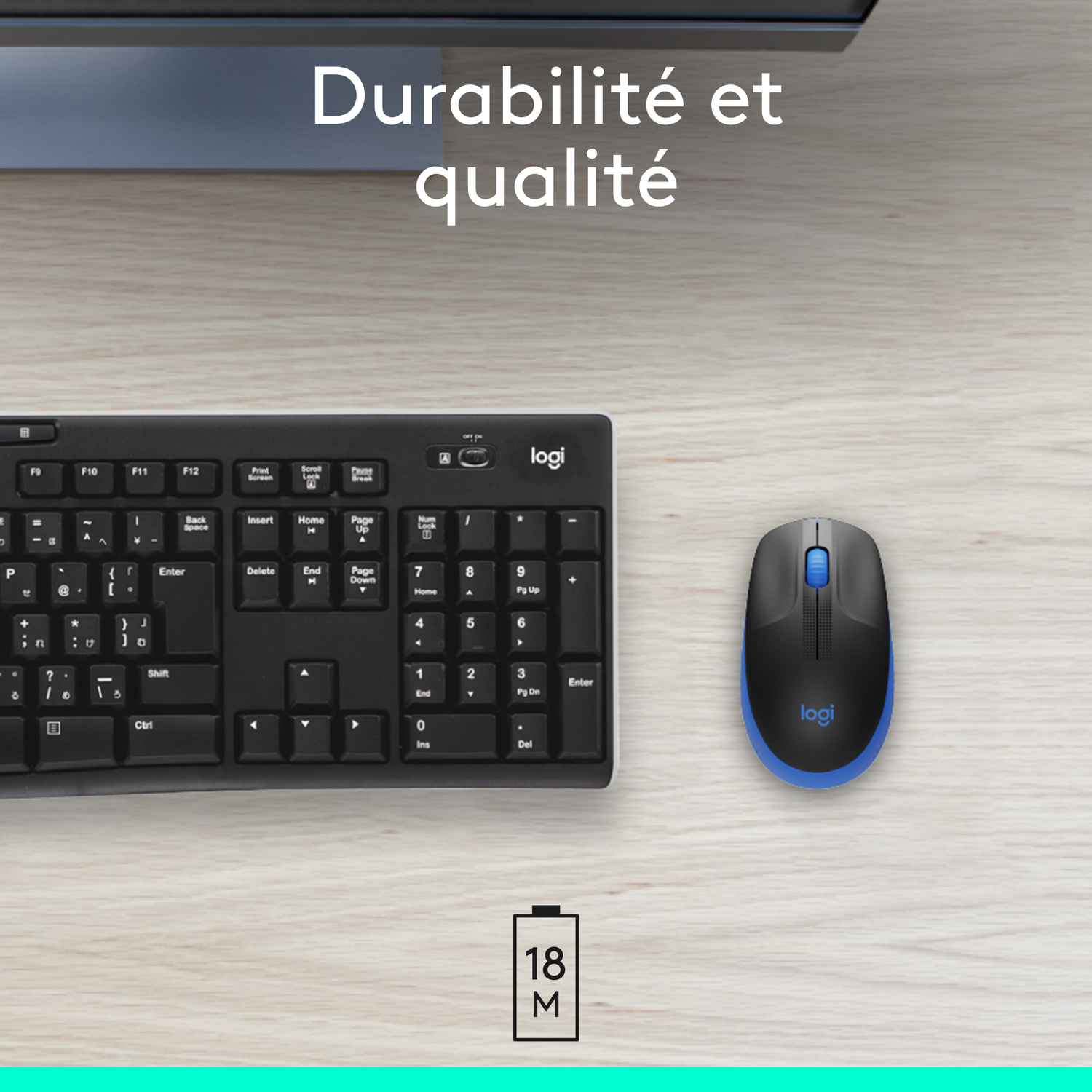 Un clavier noir et une souris bleue et noire sur un bureau en bois.
