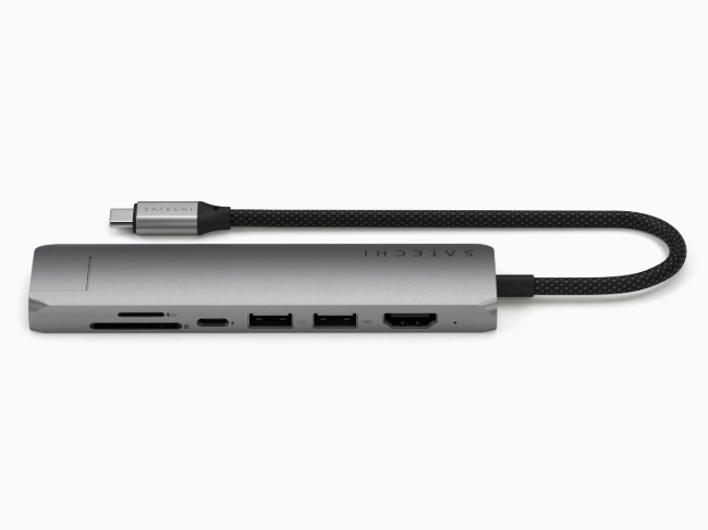 Silberner Satechi Multiport-Adapter mit einem USB-C-Kabel.