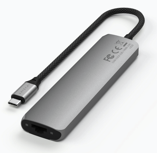 Ein silberner USB-C-Hub mit einem schwarzen geflochtenen Kabel.