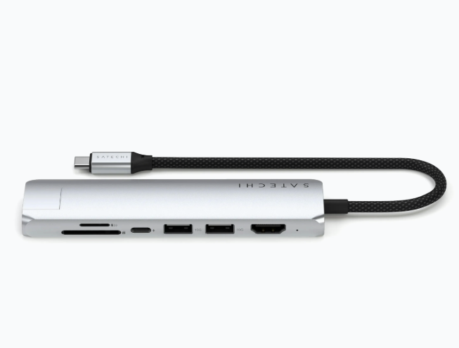 Silberner Satechi USB-C-Hub mit verschiedenen Anschlüssen.