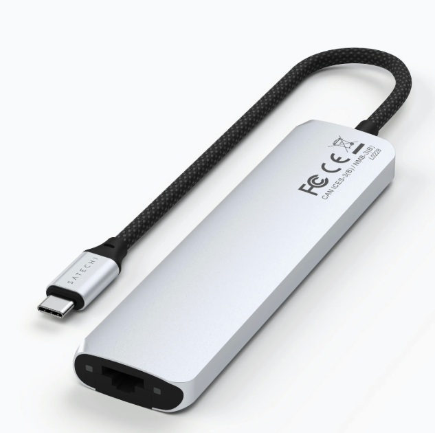 Silberner Satechi USB-C-Hub mit angeschlossenem Kabel und Stecker.