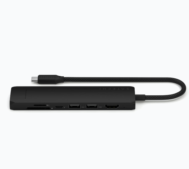 Schwarzer USB-C-Hub mit mehreren Anschlüssen und einem angeschlossenen Kabel.