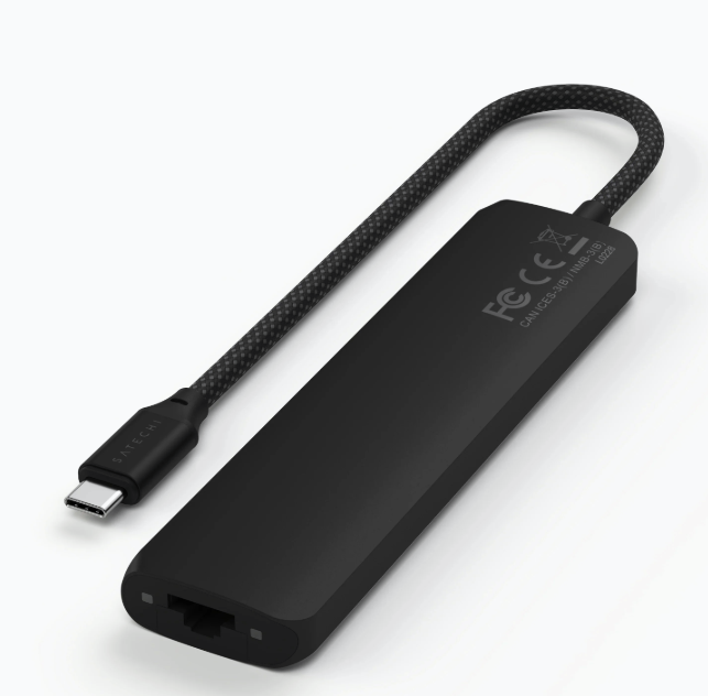 Ein schwarzer USB-C-Hub mit Kabel und Ethernet-Anschluss. Weißer Hintergrund.