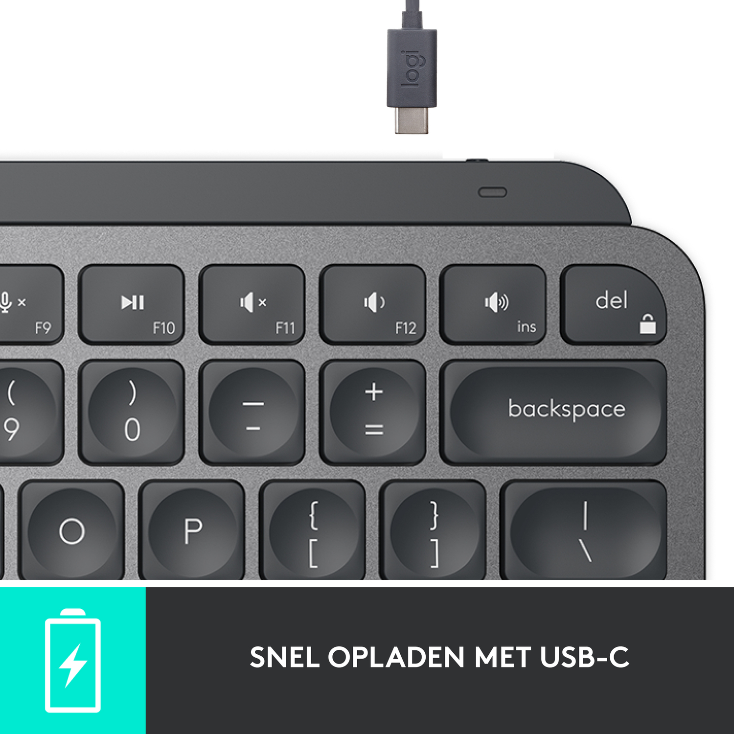 Close-up of a dark gray keyboard with black keys. A USB-C cable is plugged in. Text: SNEL OPLADEN MET USB-C.