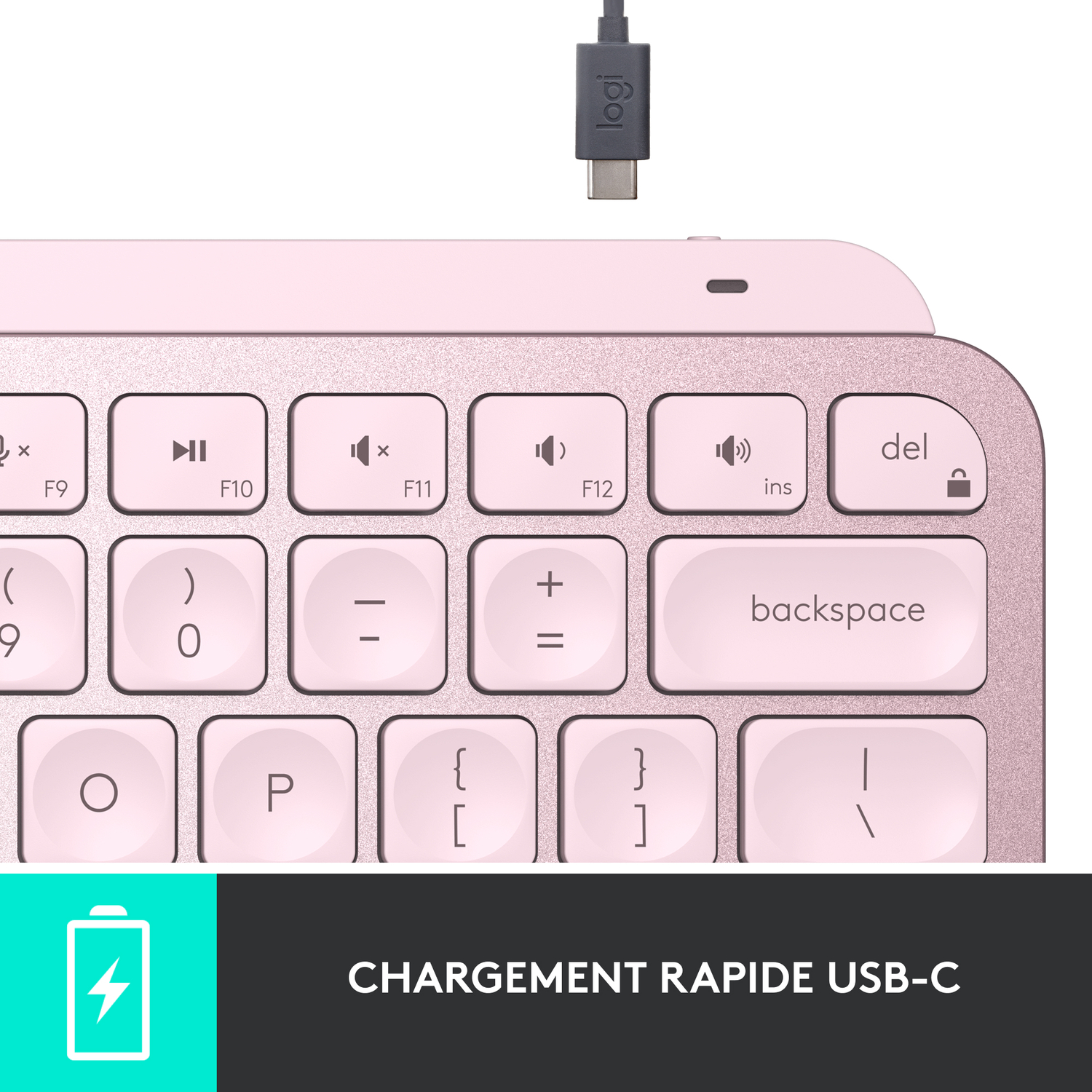 Gros plan sur un clavier rose avec un port USB-C. Le clavier a des touches et une icône de chargement.