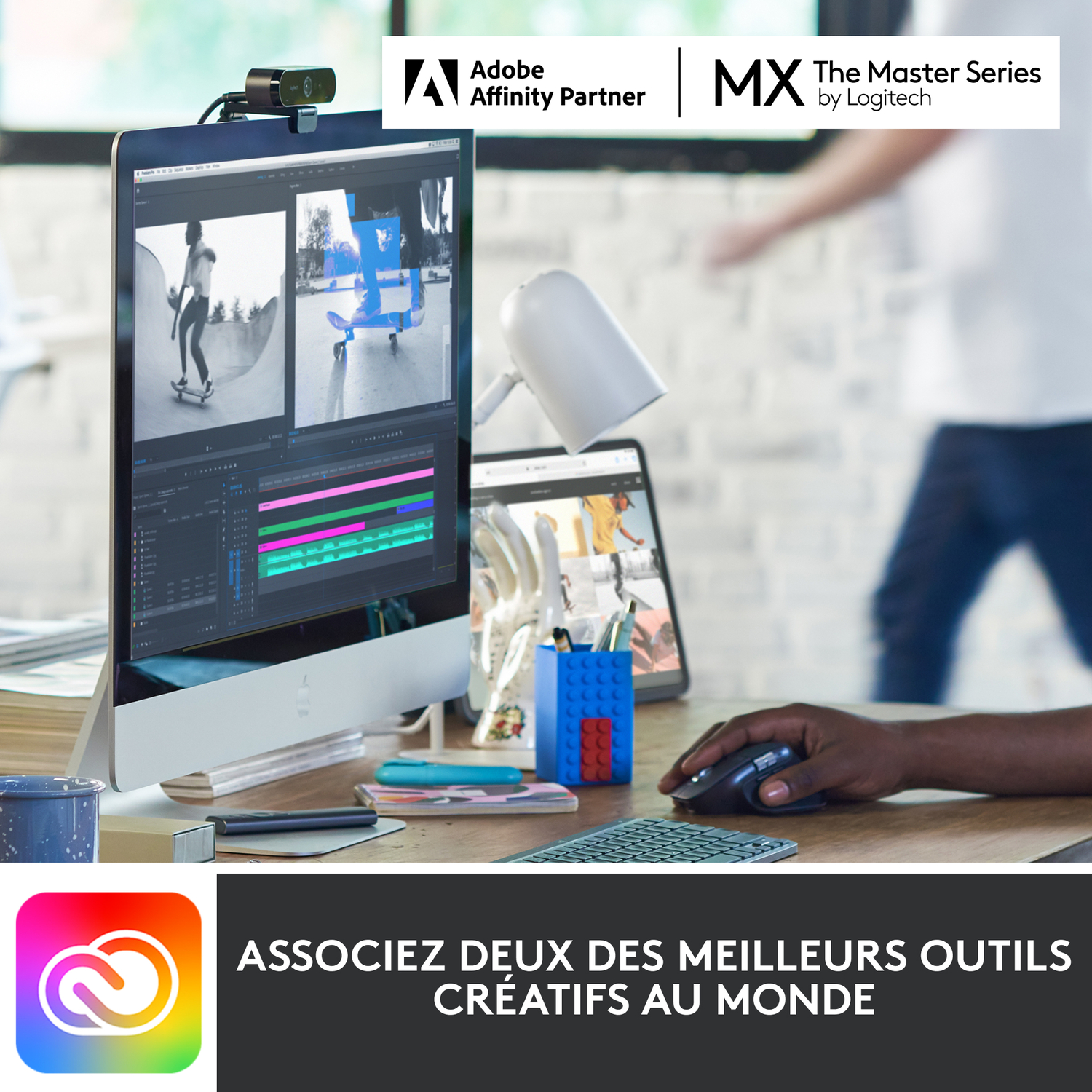 Un homme monte une vidéo sur un ordinateur. Il y a une webcam et une tablette sur le bureau. Logo Adobe à gauche.