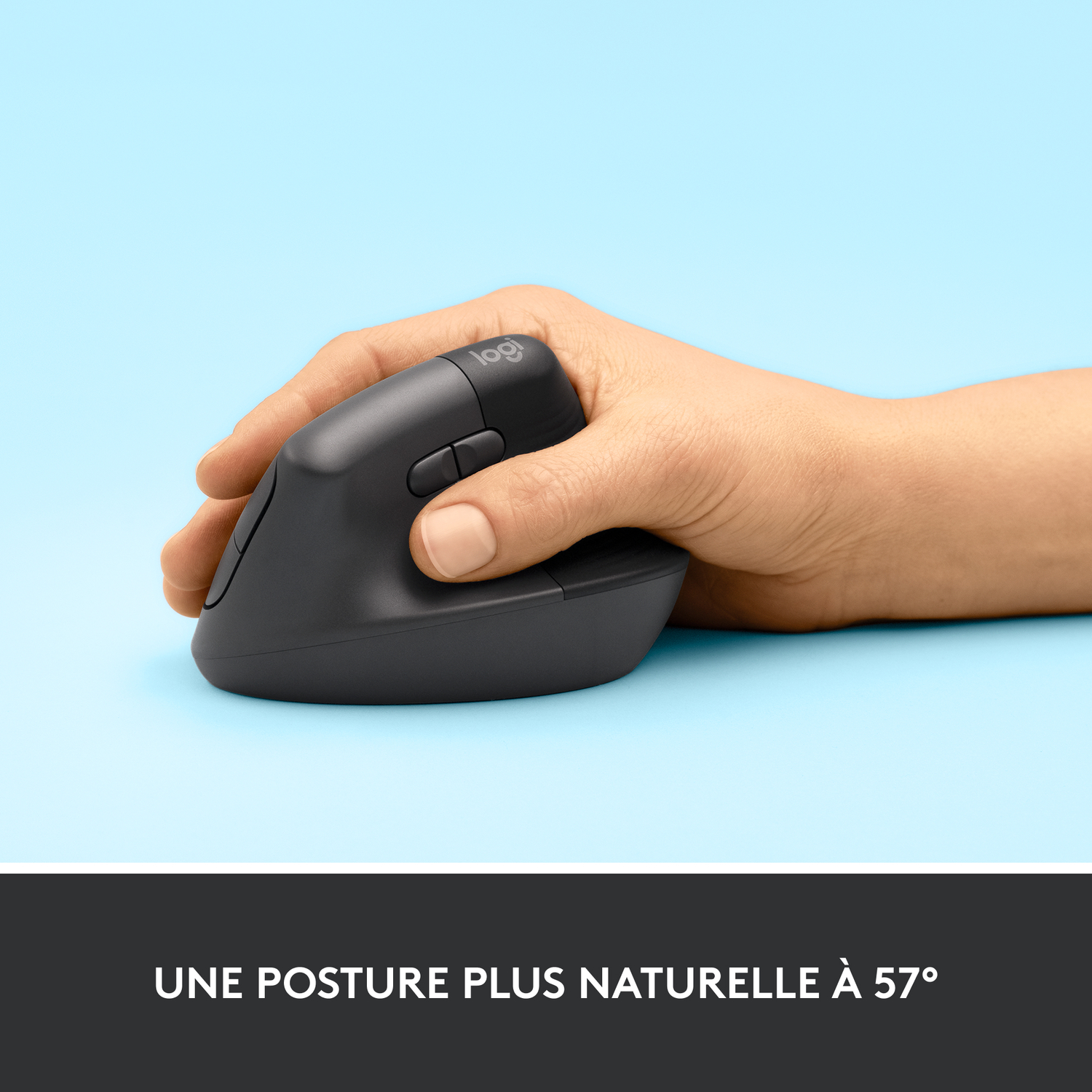 Main tenant une souris ergonomique noire, à un angle de 57 degrés, sur fond bleu.