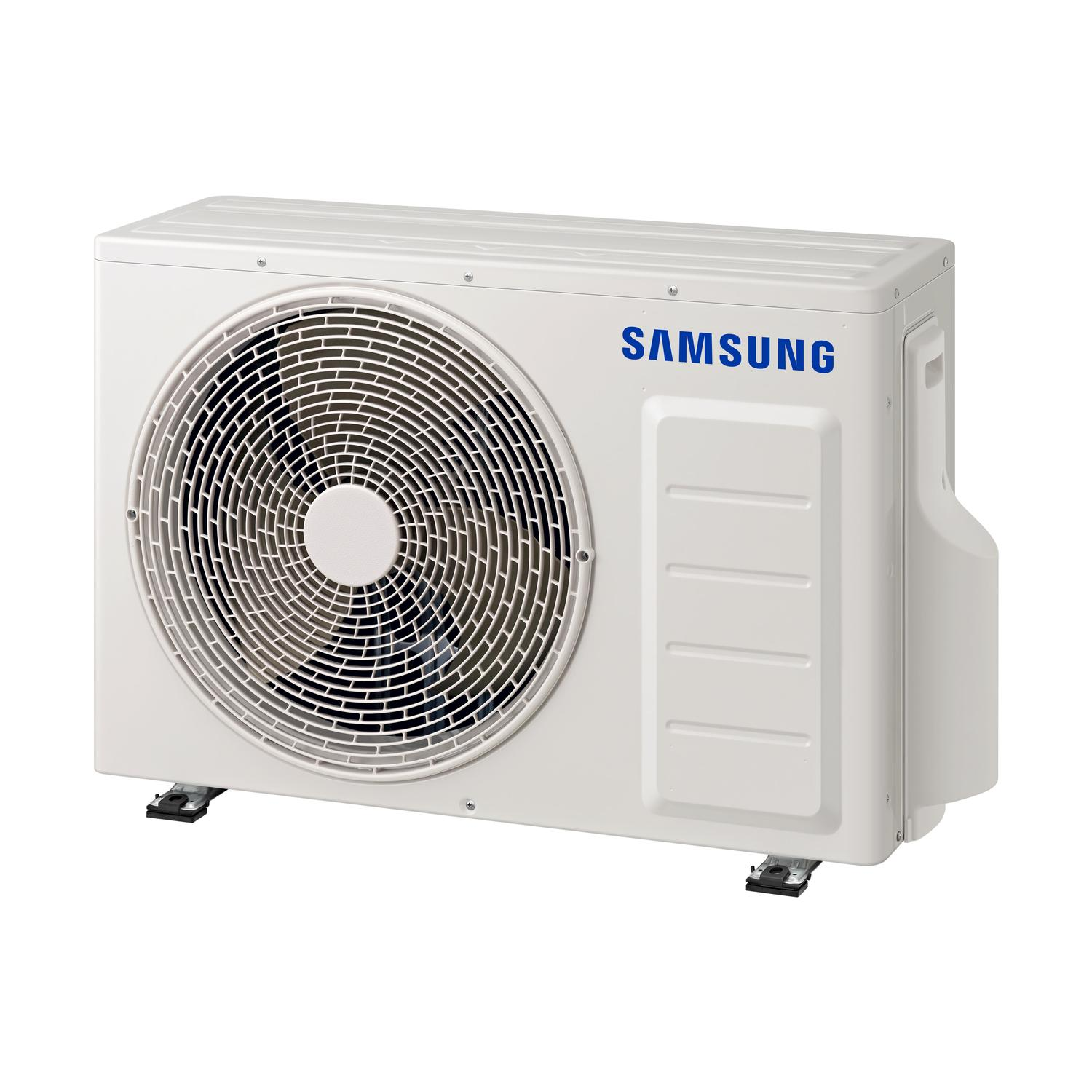 Un condizionatore d'aria esterno bianco con una ventola e il logo Samsung.