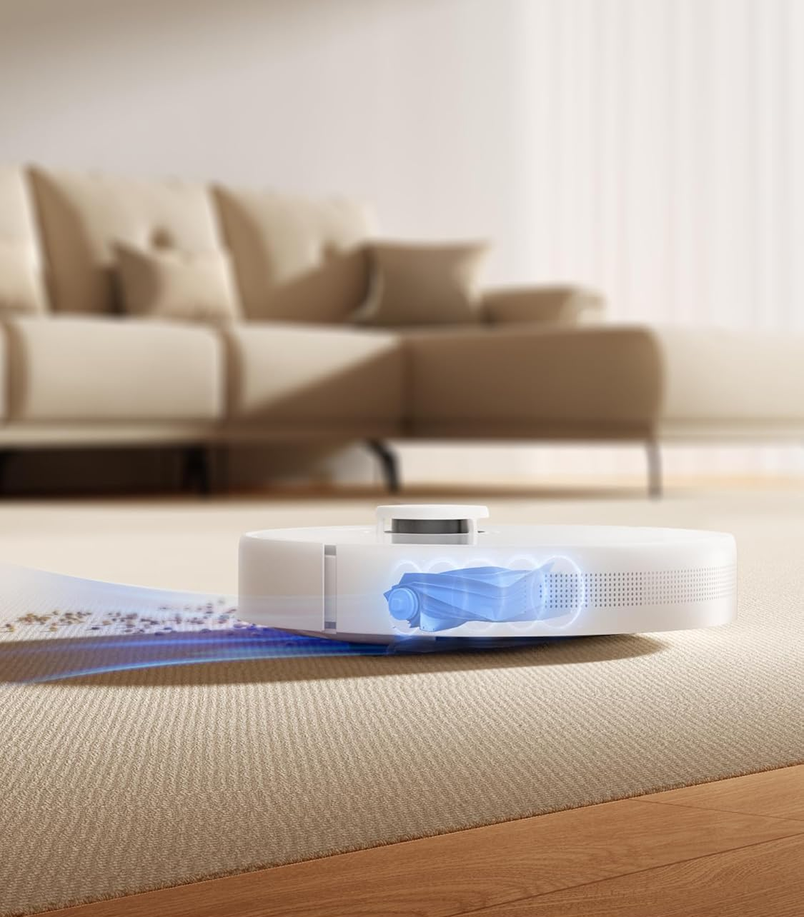 Egy fehér robotporszívó szőnyeget tisztít a nappaliban. Kék sugarak mutatják a légáramlást.