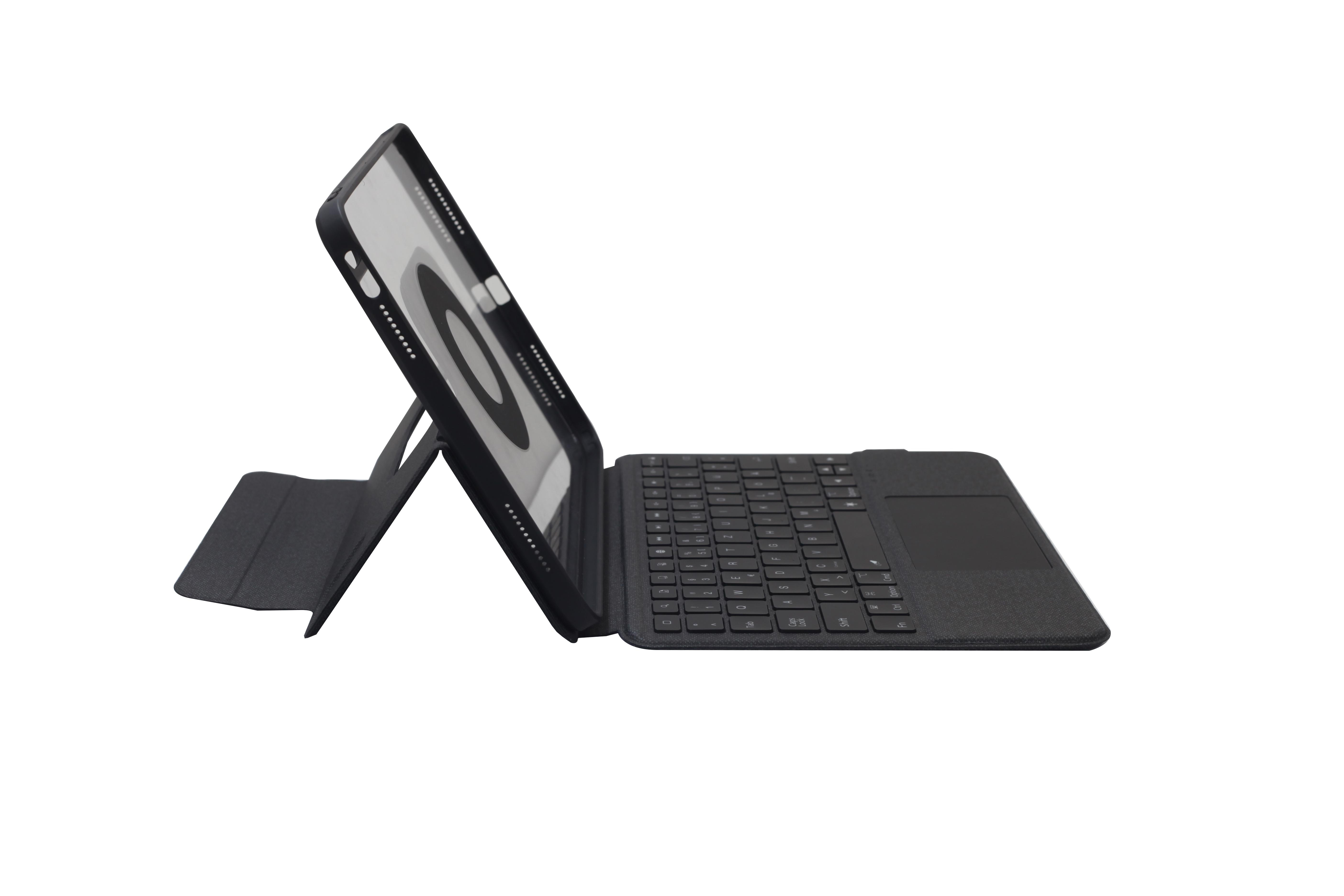 Schwarzes Tablet mit Tastatur, aufgestellt, auf weißer Oberfläche.