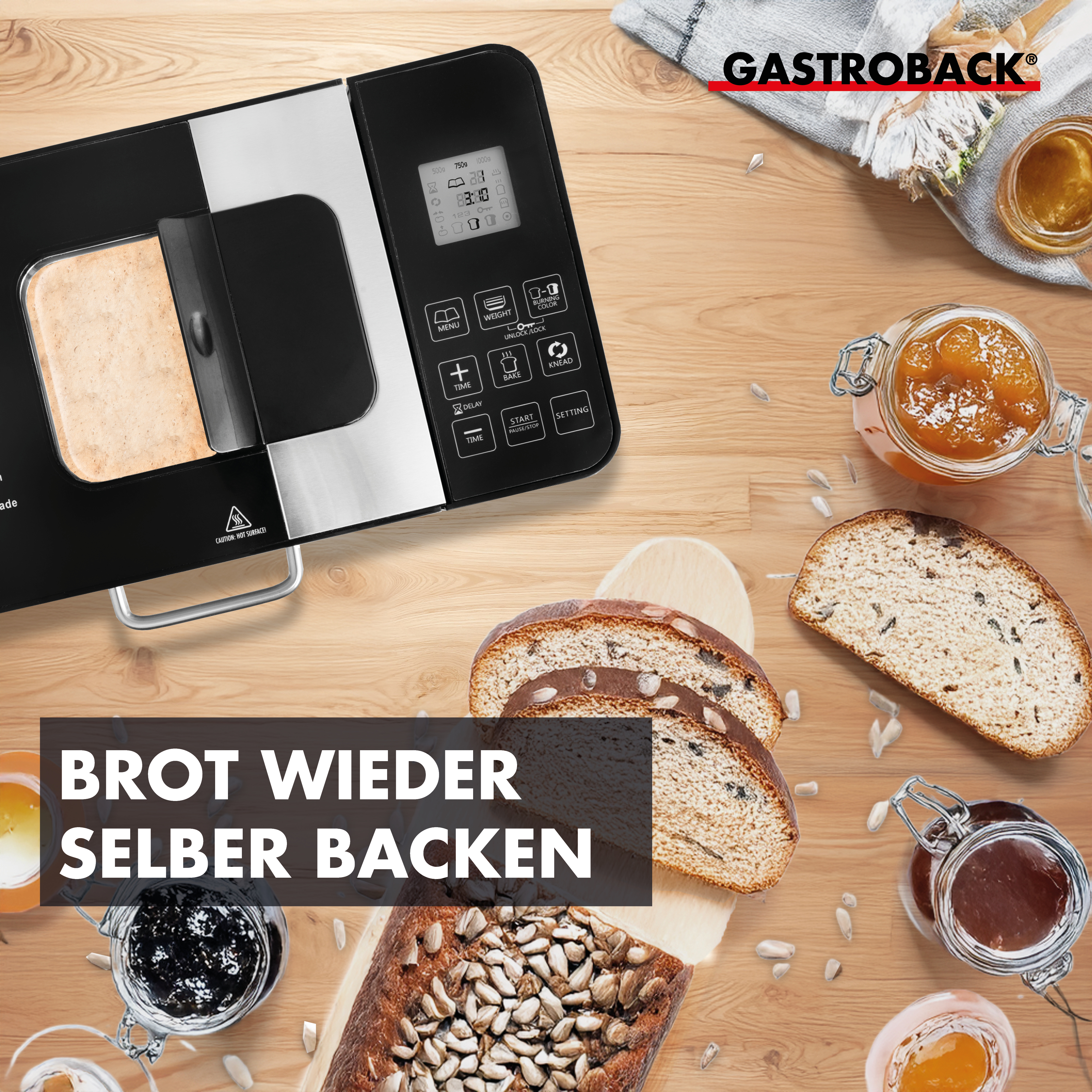 Draufsicht auf eine Brotbackmaschine, Brotscheiben und Gläser mit Marmelade auf Holz.