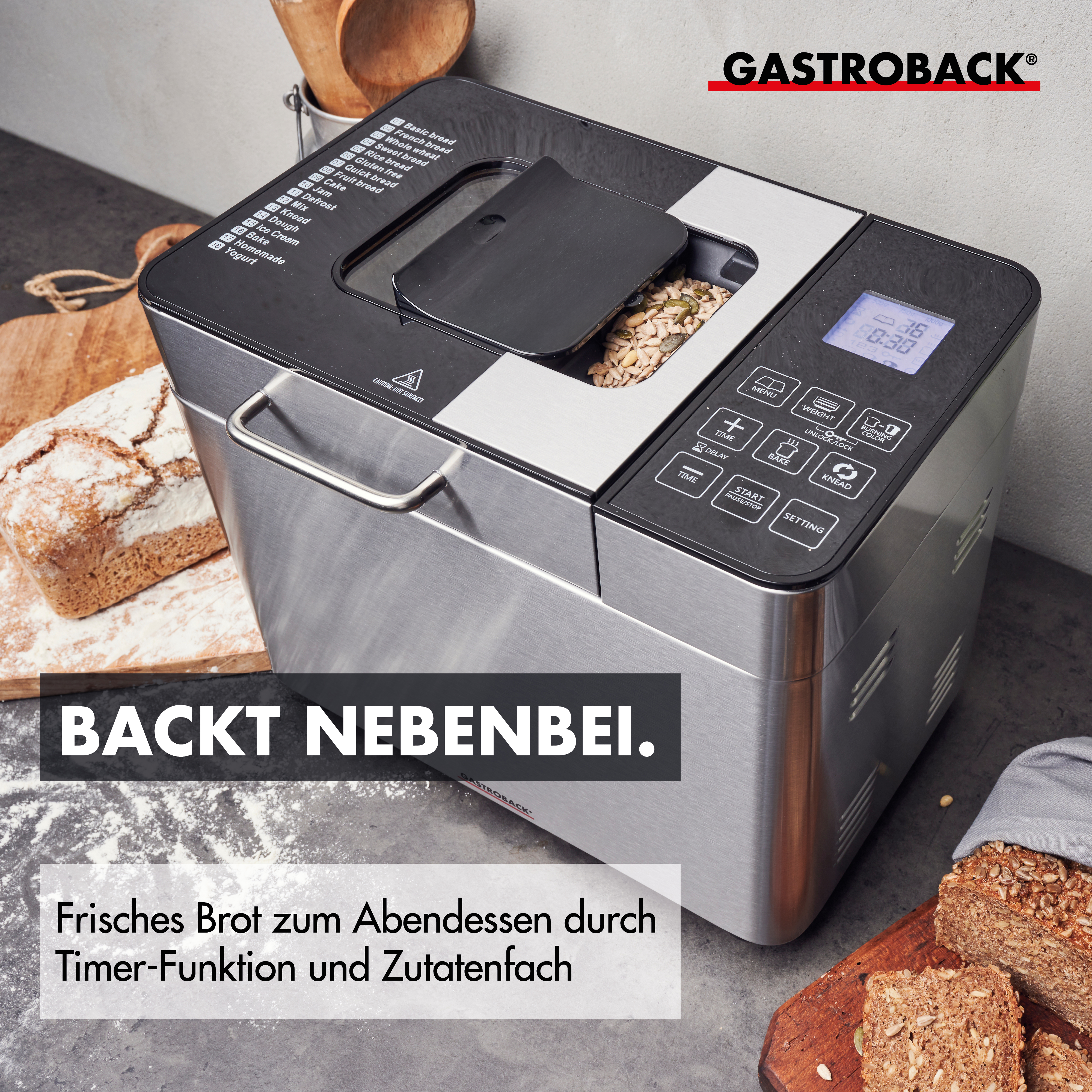 Eine Brotmaschine mit Timer und Zutaten oben. Brot auf dem Tisch.