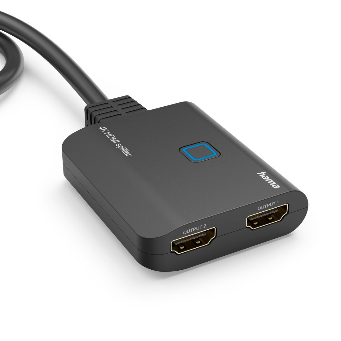 Fekete HDMI elosztó, két kimenettel és kék bekapcsológombbal. Fekete kábel csatlakoztatva.