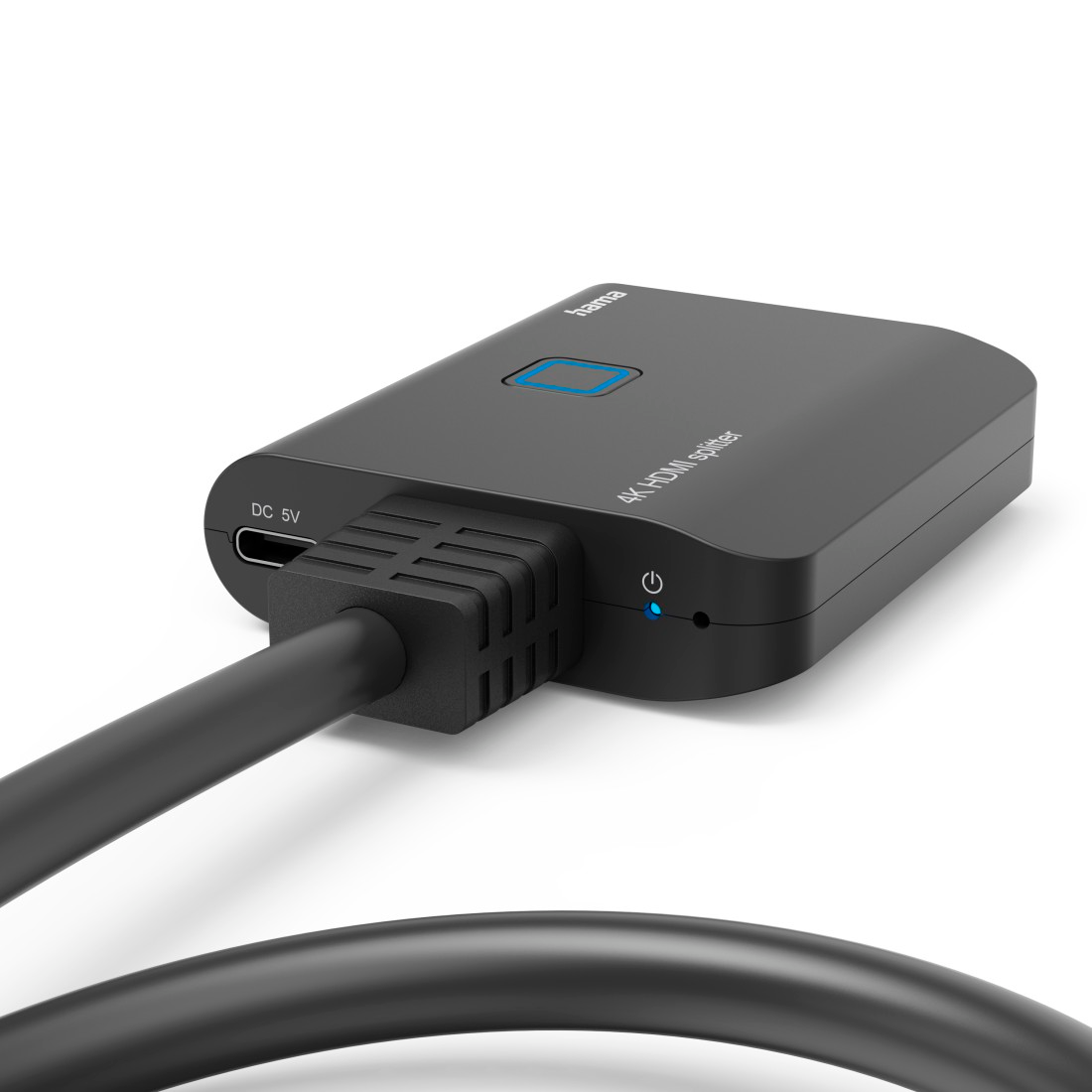 Egy fekete 4K HDMI elosztó fekete kábelhez csatlakoztatva. Az elosztón van egy bemeneti port.