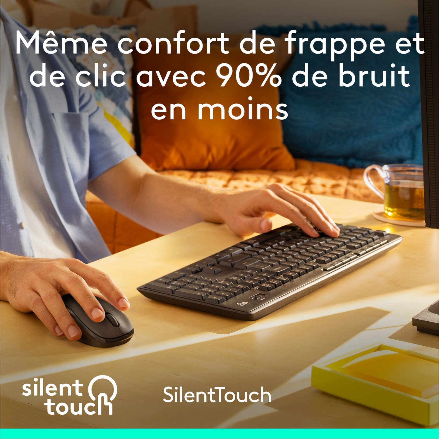 Un homme utilise un clavier et une souris. Clavier sur une table en bois.