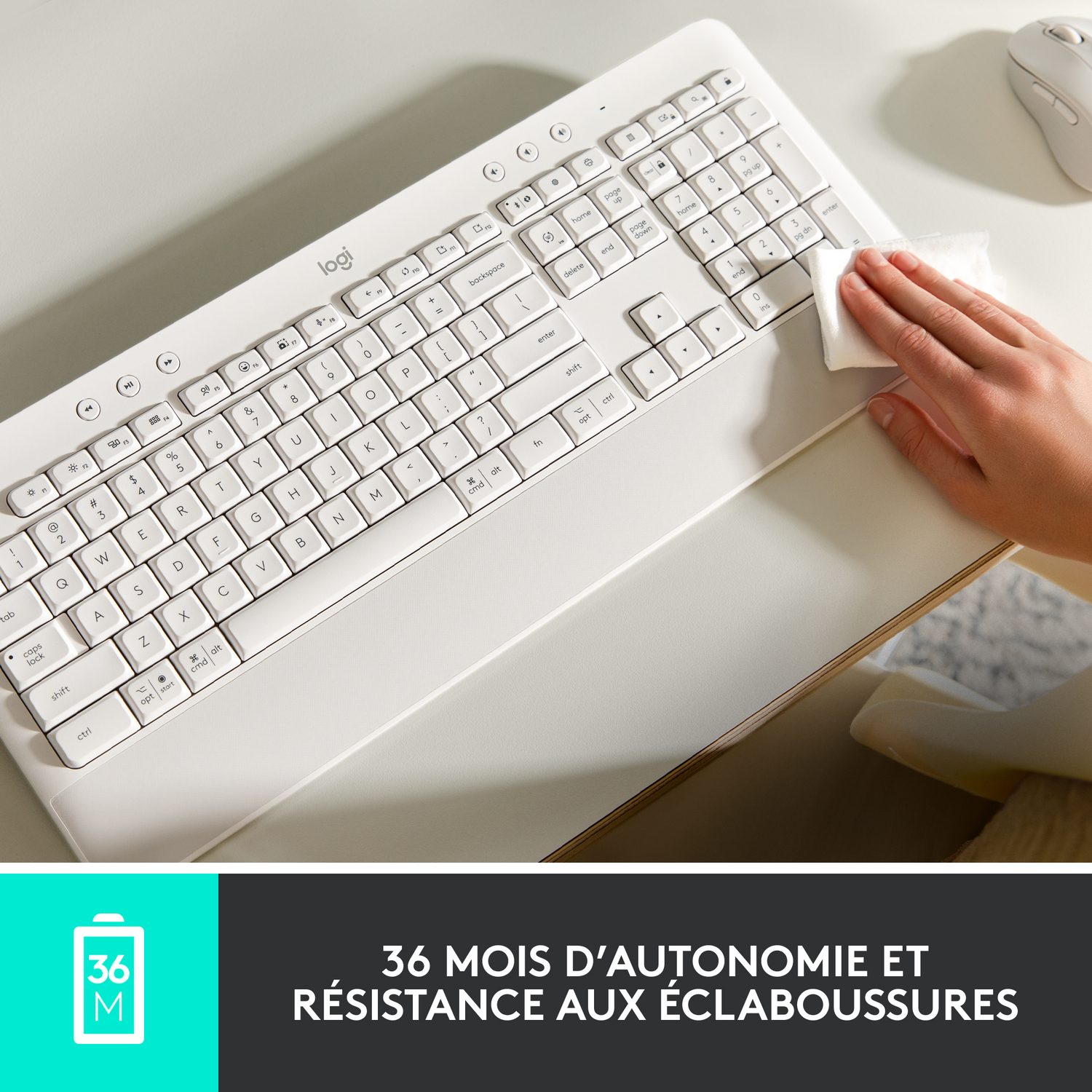 Clavier blanc avec une main le nettoyant avec une lingette, et 36 mois d'autonomie.