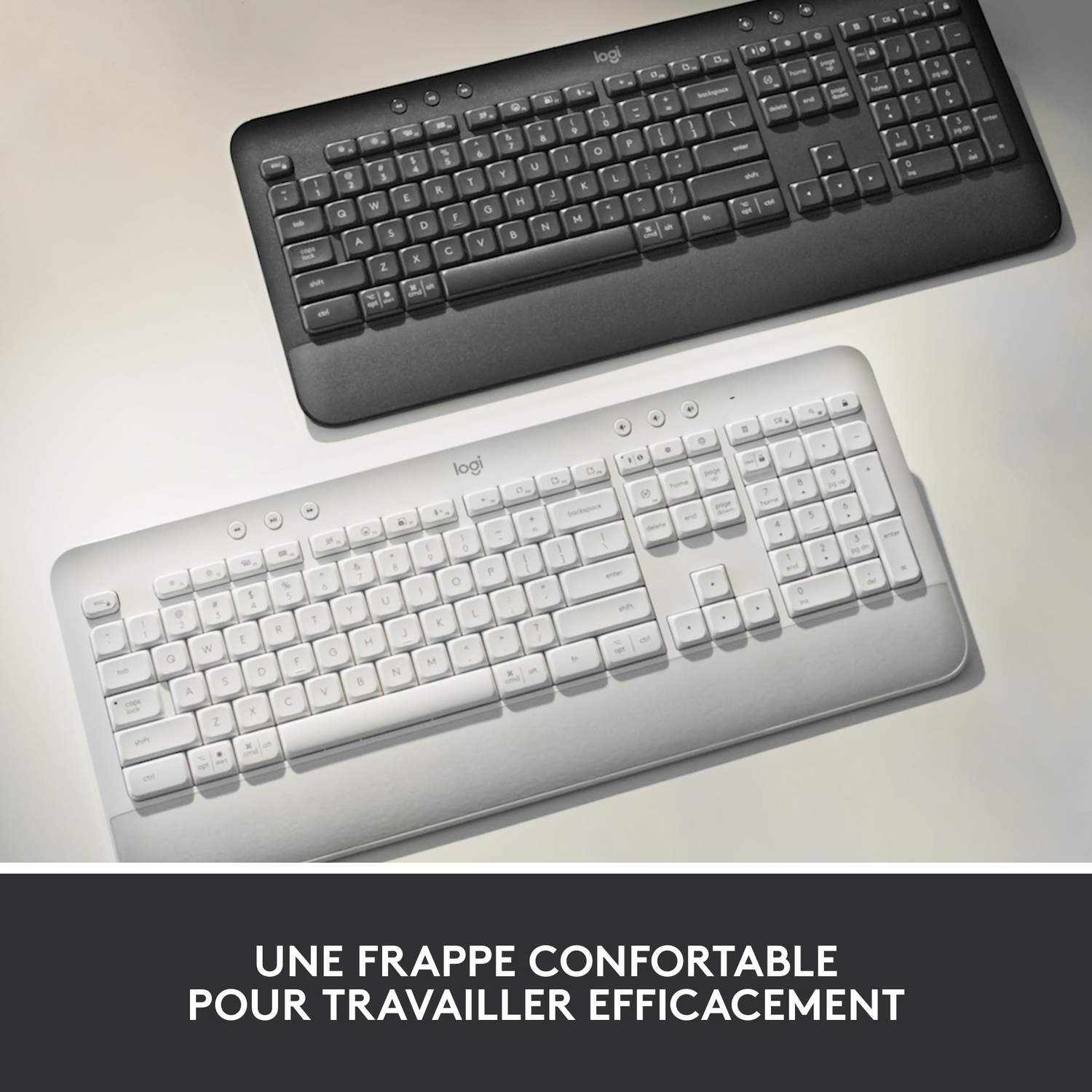 Deux claviers d'ordinateur, un noir et un blanc, sont sur une surface.