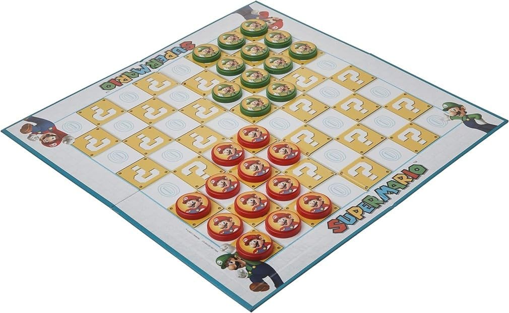 Juego de mesa Super Mario, piezas rojas y verdes en un tablero a cuadros. Fondo blanco.