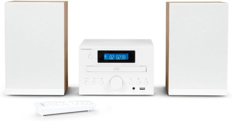 Sistema de audio blanco con altavoces. Los altavoces blancos están a los lados. Un control remoto está al frente.