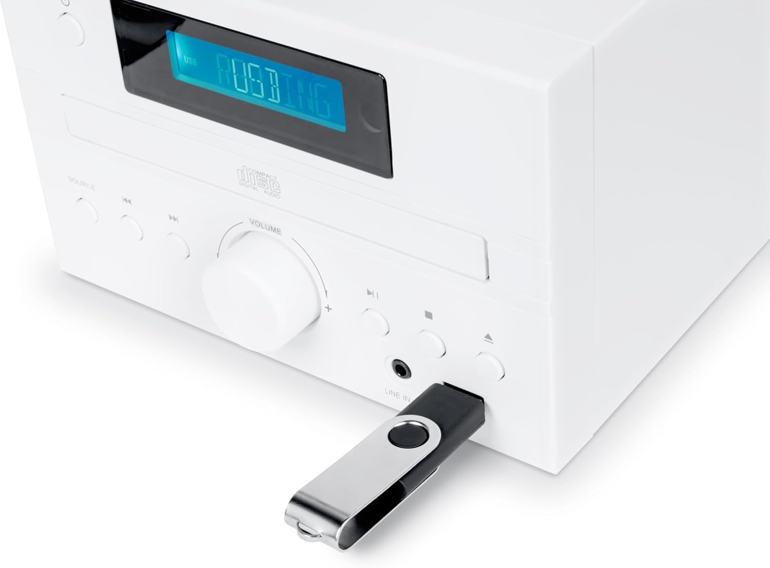 Primer plano de un sistema de audio blanco que muestra una unidad USB conectada al panel frontal.