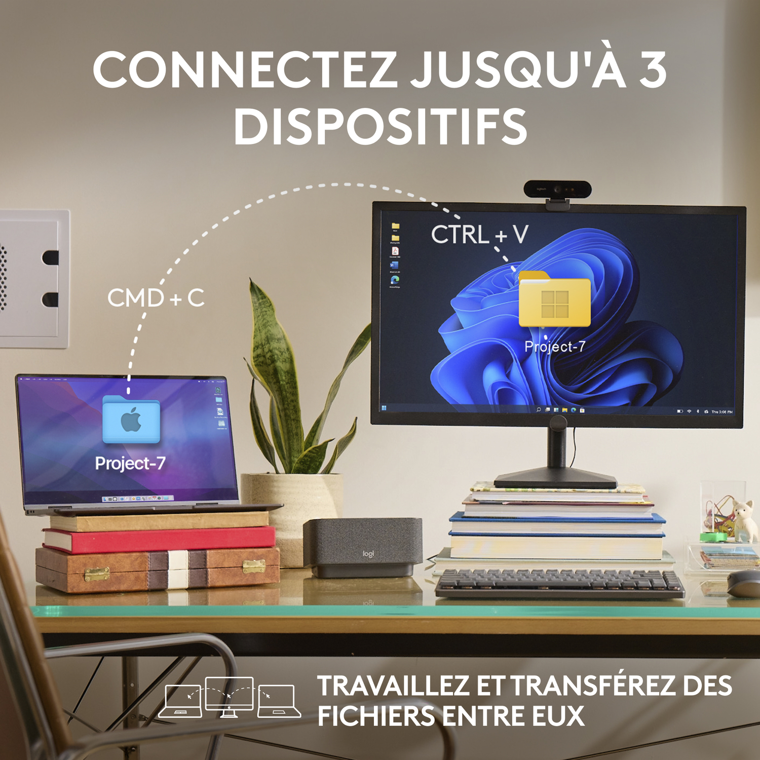 Configuration de bureau montrant un ordinateur portable, un moniteur, un clavier et une souris avec instructions de transfert de données.