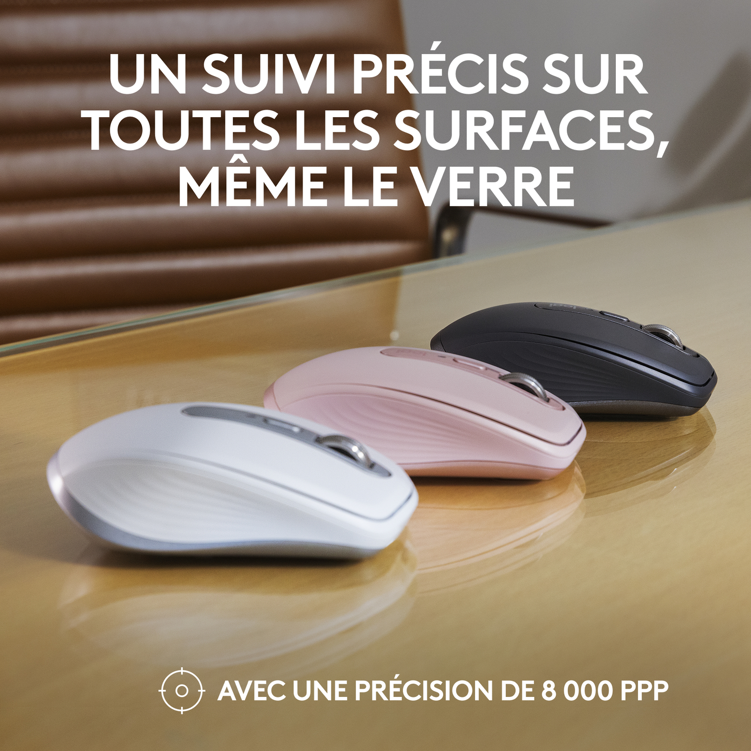 Trois souris : blanche, rose et noire, sur un bureau en bois. Texte : 'Suivi précis sur toutes les surfaces'.