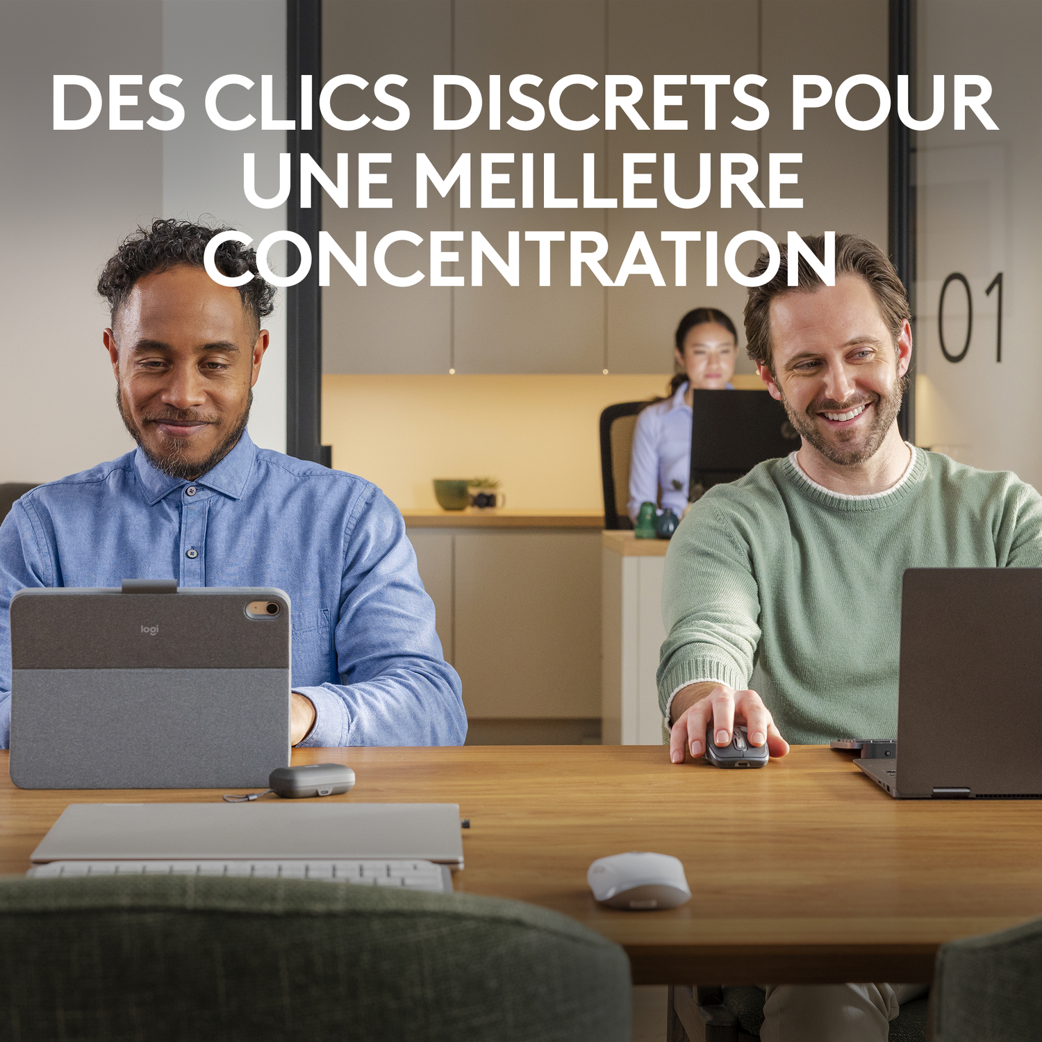Deux hommes travaillent avec des ordinateurs portables et des souris dans un bureau. Texte : 'Clics discrets pour une meilleure concentration'.