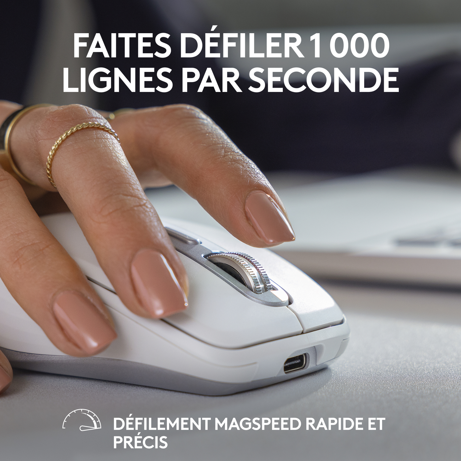 La main d'une femme utilisant une souris blanche avec une vue rapprochée détaillée.