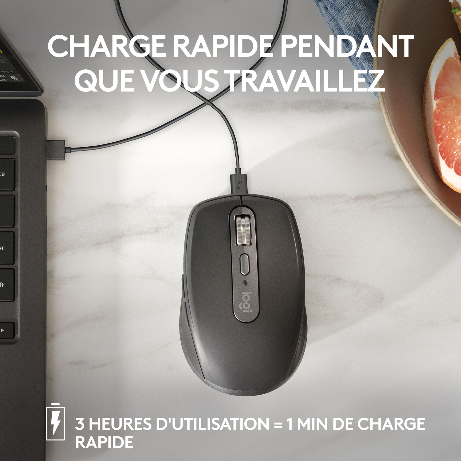 Souris noire en charge à côté d'un ordinateur portable. Texte : 'Charge rapide pendant que vous travaillez'.