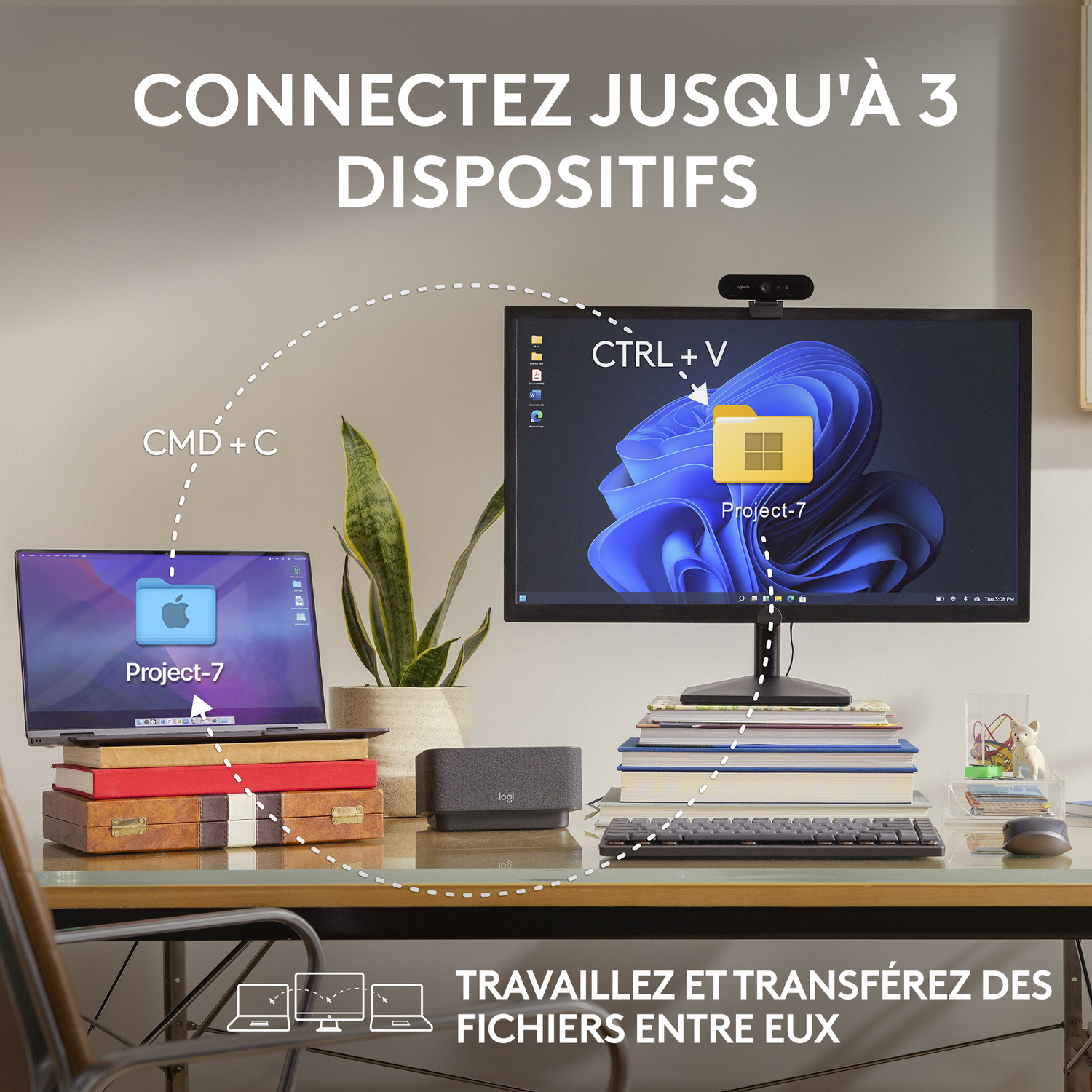 Configuration de bureau montrant un ordinateur portable, un moniteur, un clavier et une souris avec instructions de transfert de données.