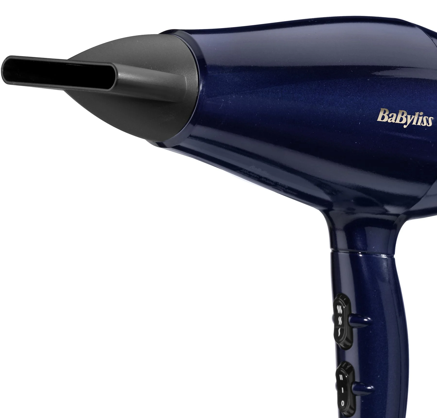 Közeli kép a kék hajszárítóról, a 'Babyliss' névvel.