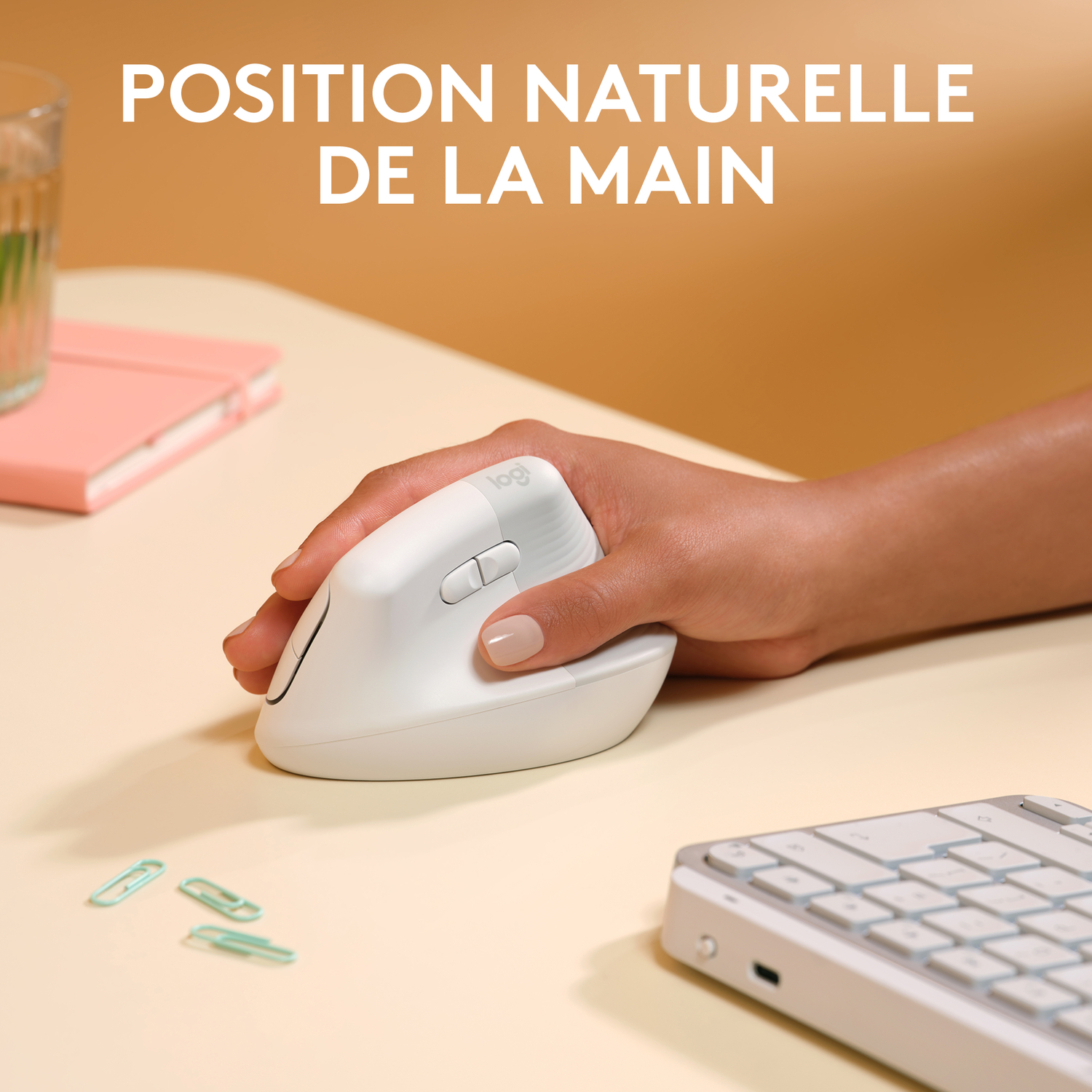 Une souris blanche utilisée par une main.
