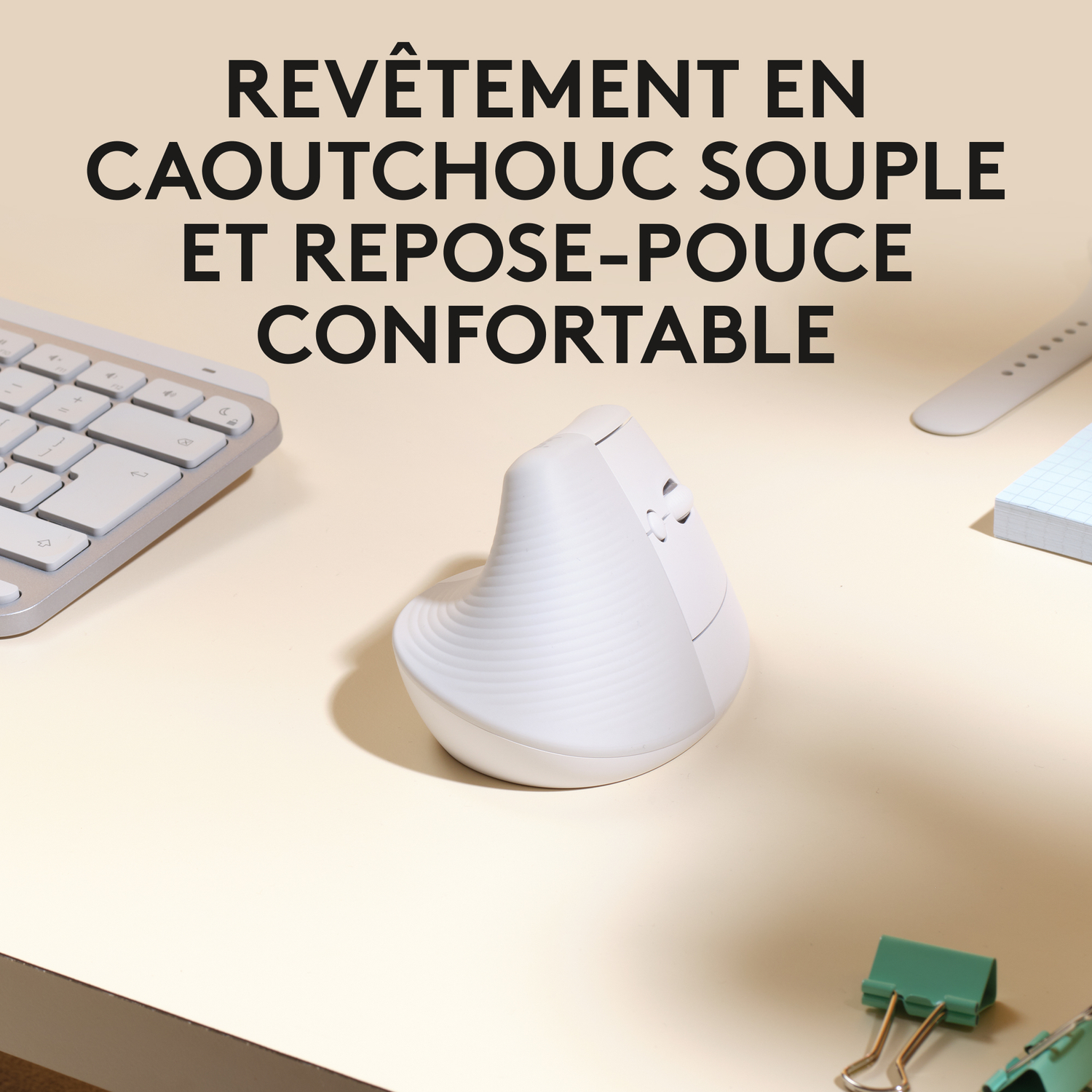 Une souris ergonomique blanche sur un bureau.