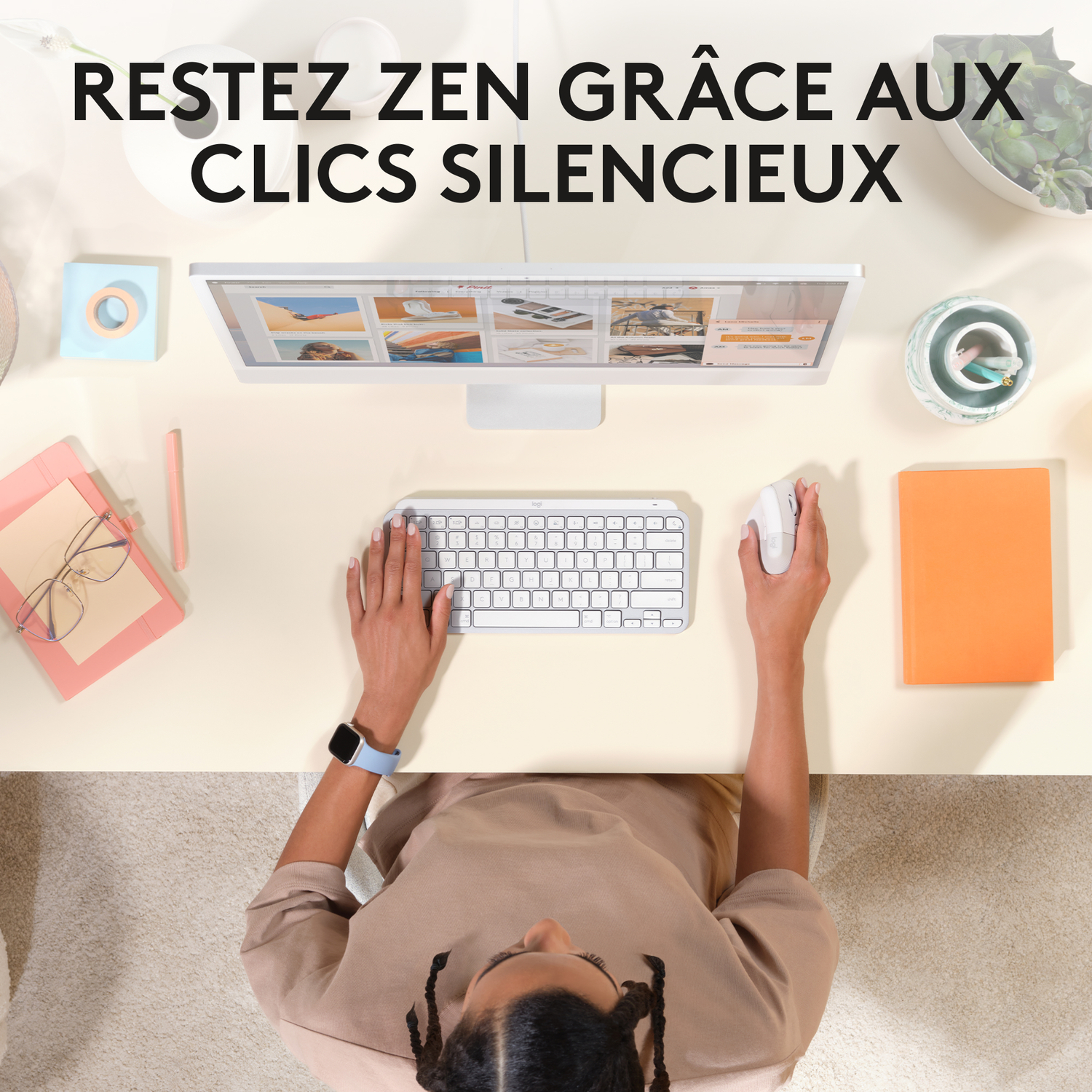 Femme à un bureau avec moniteur, clavier et souris ; texte : 'RESTEZ ZEN GRÂCE AUX CLICS SILENCIEUX'.