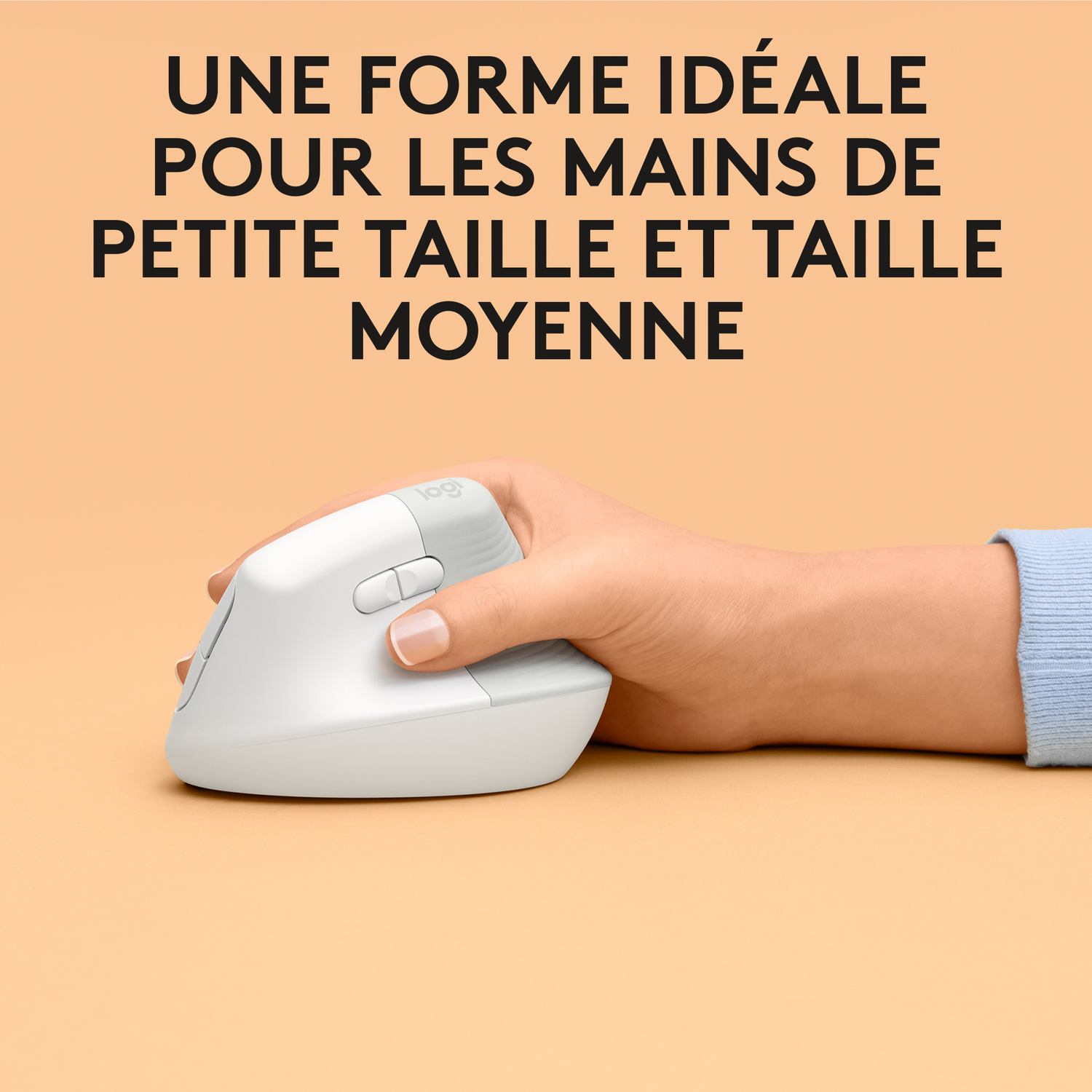 Main tenant une souris ergonomique blanche avec deux boutons. Texte au-dessus.