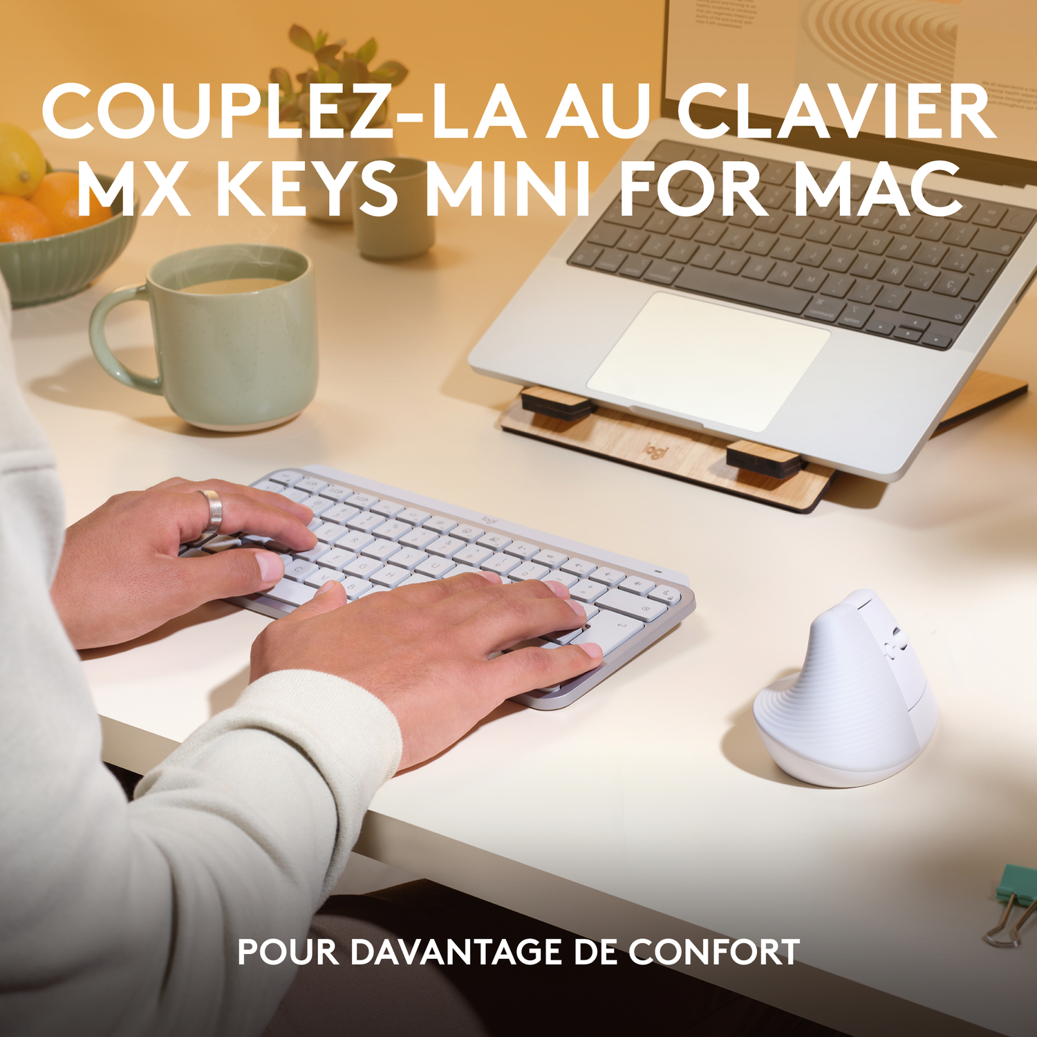 Une personne utilise un clavier et une souris sur un bureau.