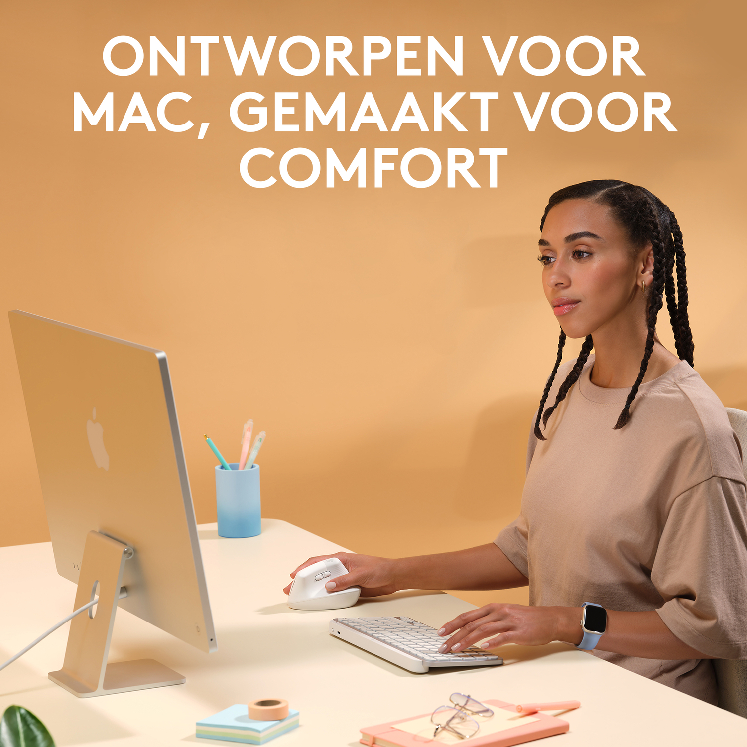 Een vrouw die een witte muis en toetsenbord op een bureau gebruikt.