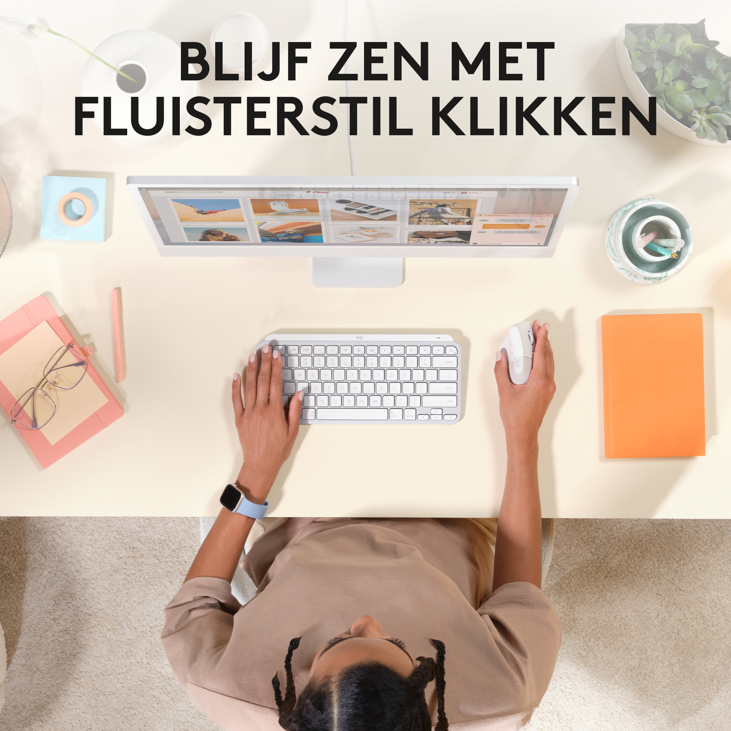 Persoon die een wit toetsenbord en muis gebruikt op een bureau.