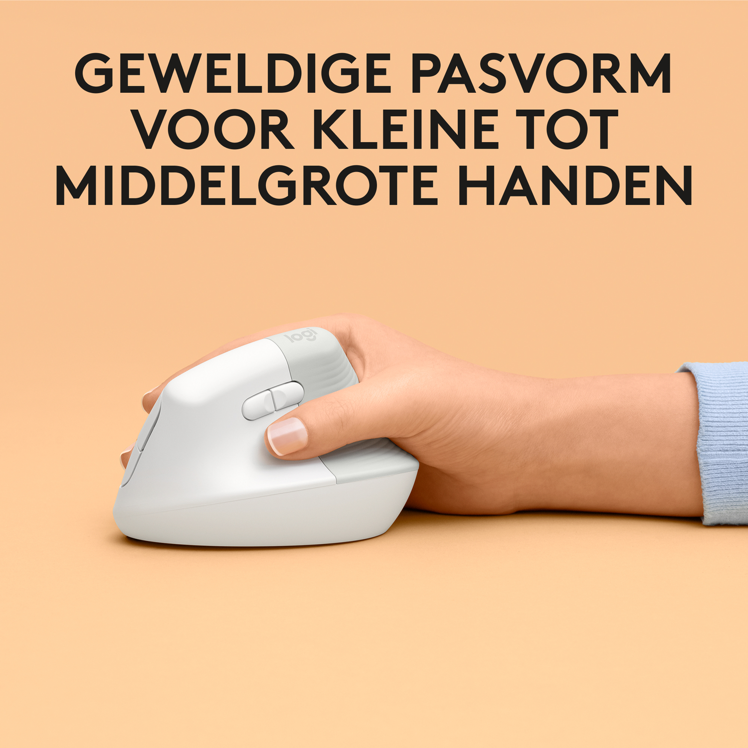 Een hand die een witte ergonomische muis vasthoudt.