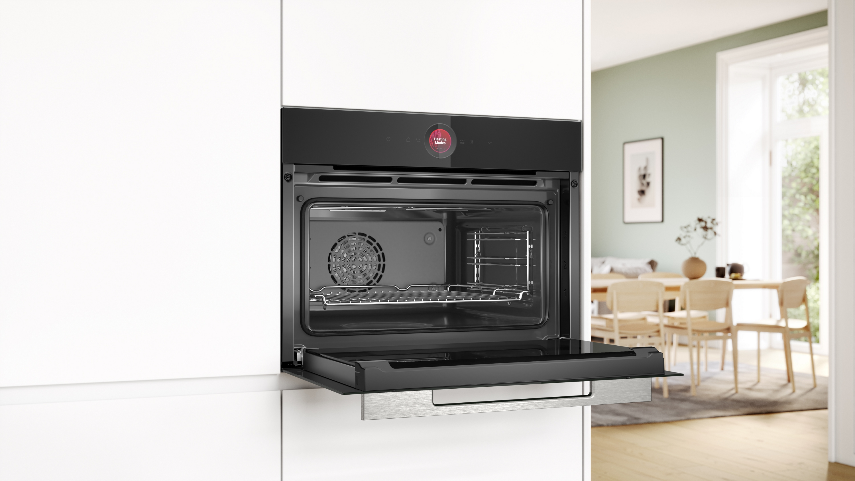 Backofen in der Küche. Schwarzer Ofen, offene Tür, mit Innendetail und Digitalanzeige.