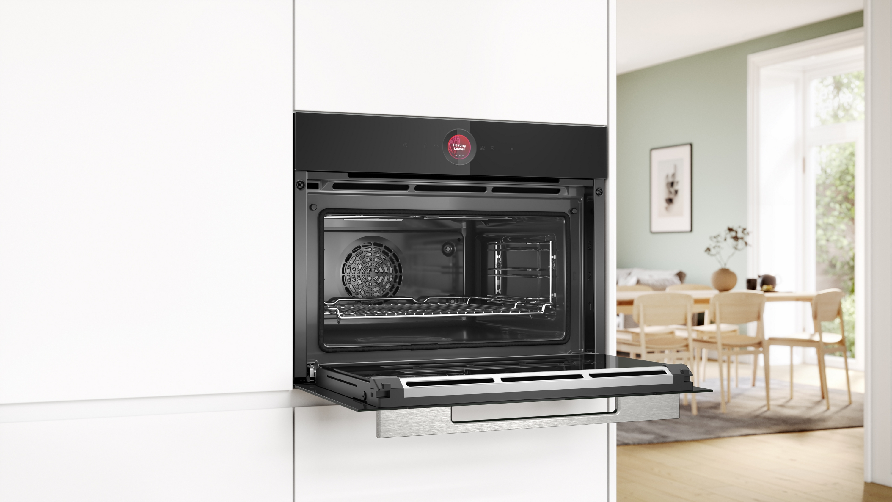Offener Backofen, Innenraum sichtbar mit Ventilator und Rosten, in weißer Küche.