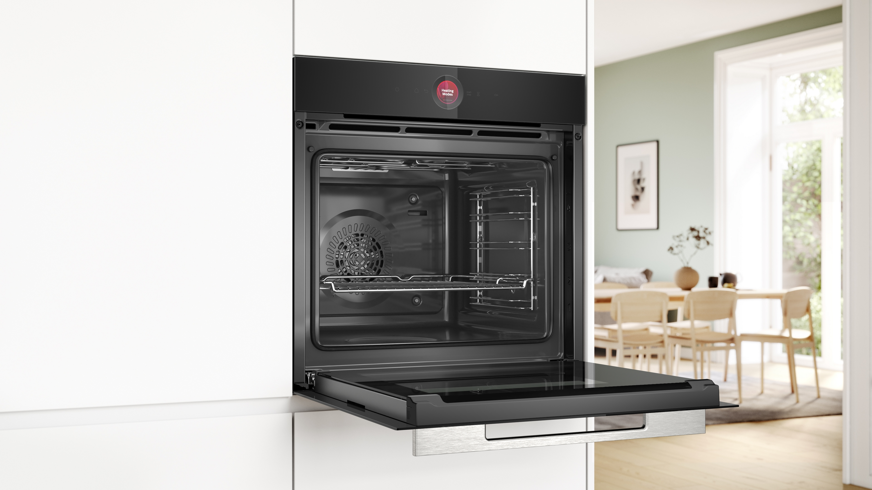 Offener Backofen, Innenraum sichtbar mit Ventilator und Rosten, in weißer Küche.