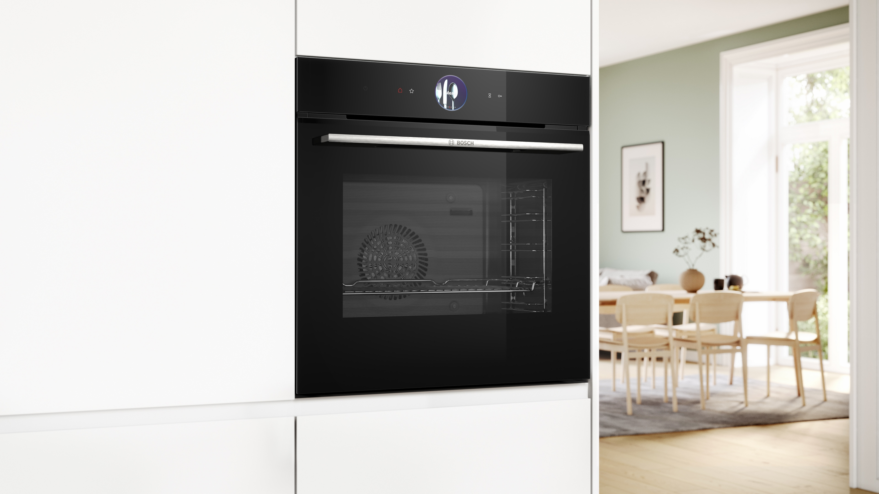 Schwarzer Bosch-Backofen in weißer Küche, offene Tür zeigt Innenraum.
