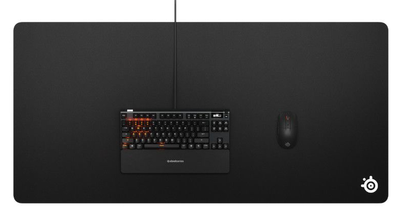 Czarny zestaw do gier z klawiaturą, myszką i dużą podkładką, wszystko na białym tle.