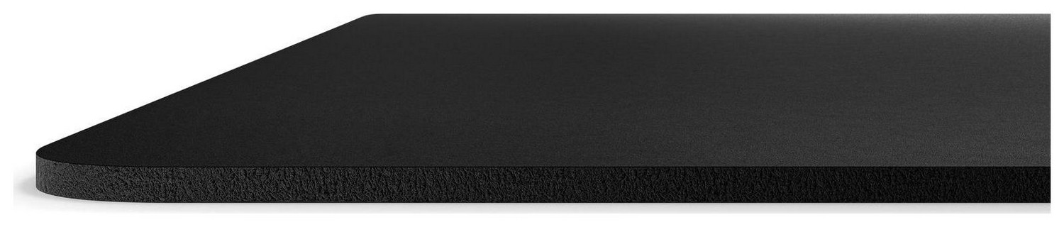 Zbliżenie krawędzi czarnej podkładki pod mysz, pokazujące teksturowaną powierzchnię, na białym tle.