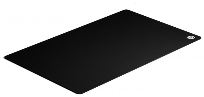 Czarna prostokątna podkładka pod mysz na białym tle.